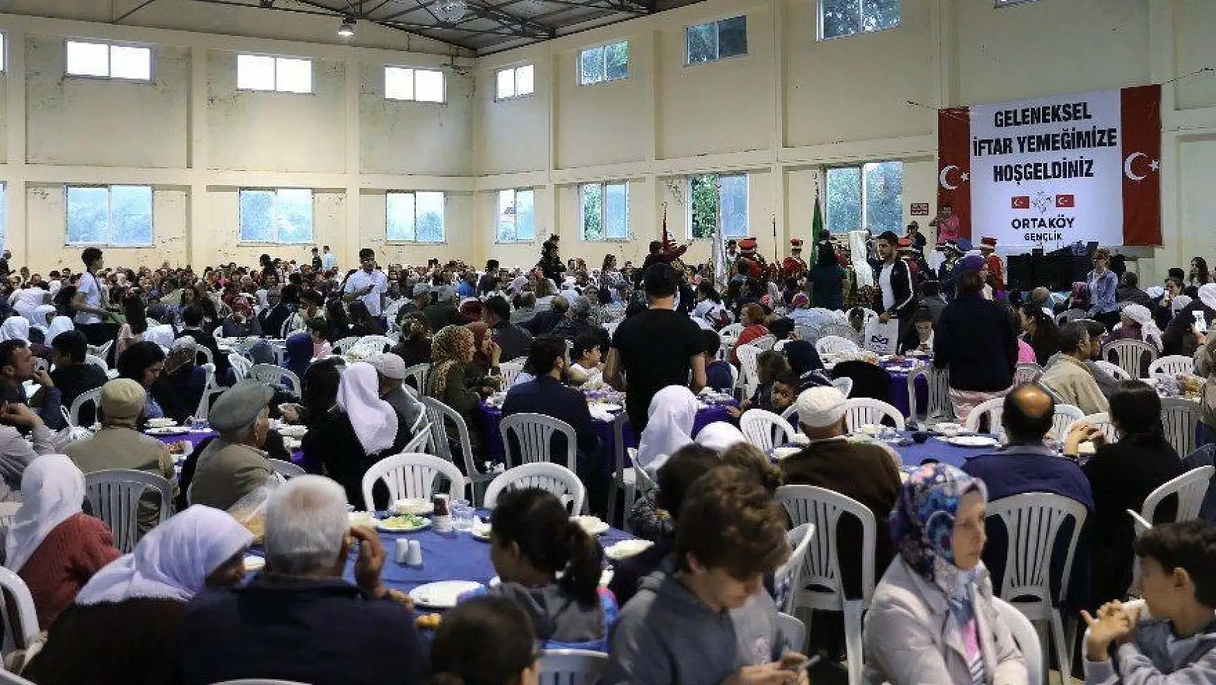 Ortaköy'lü gençlerden 2 bin kişilik iftar yemeği