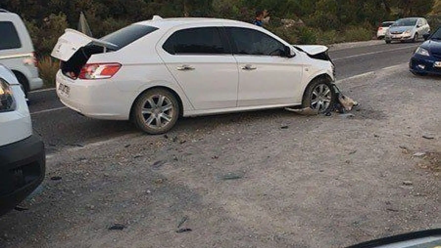 Milas'ta iki otomobil kafa kafaya çarpıştı 4 yaralı