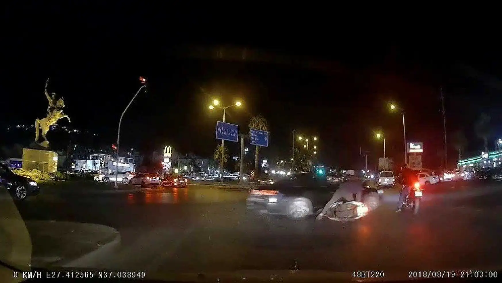 2 motosiklete çarpan otomobilin kaza anları araç kamerasına yansıdı
