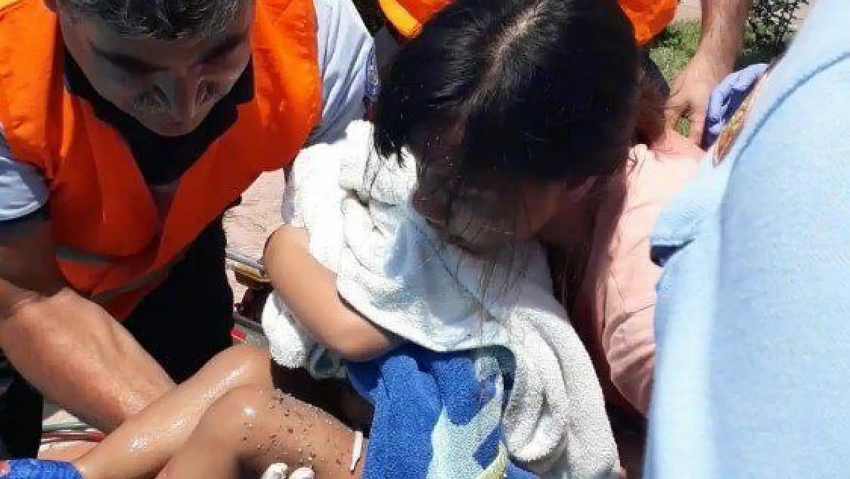Fethiye'de boruya sıkışan çocuğu itfaiye kurtardı