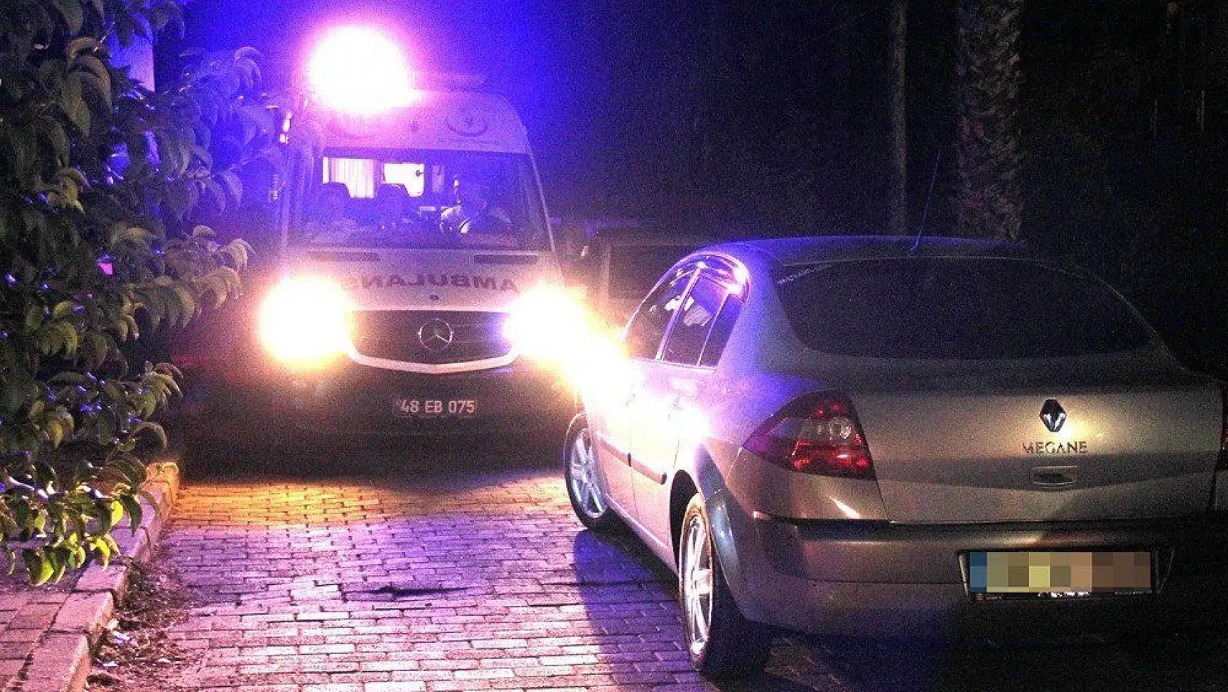 Milas'ta vatandaşlar el birliğiyle ambulansa yol açtı