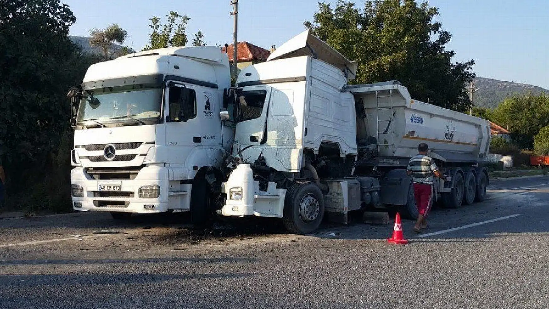 Milas'ta tır, park halindeki tıra çarptı: 2 yaralı