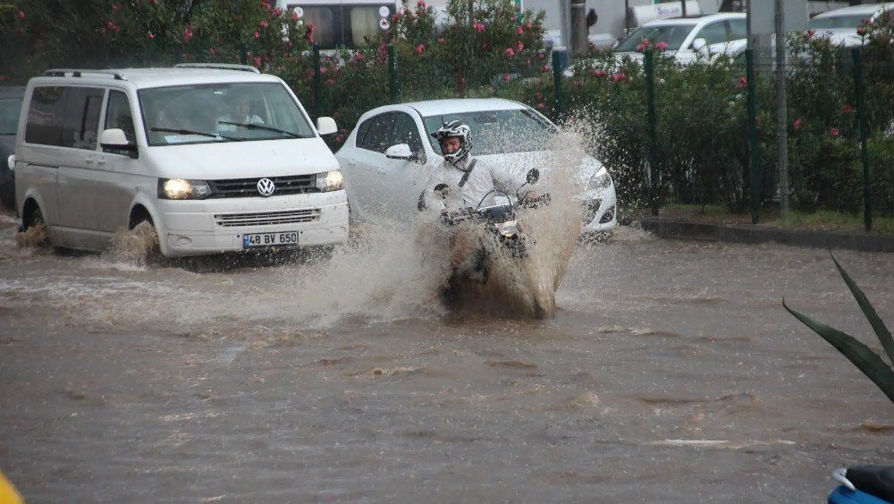 Bodrum'da beklenen yağış gerçekleşti, sokaklar göle döndü