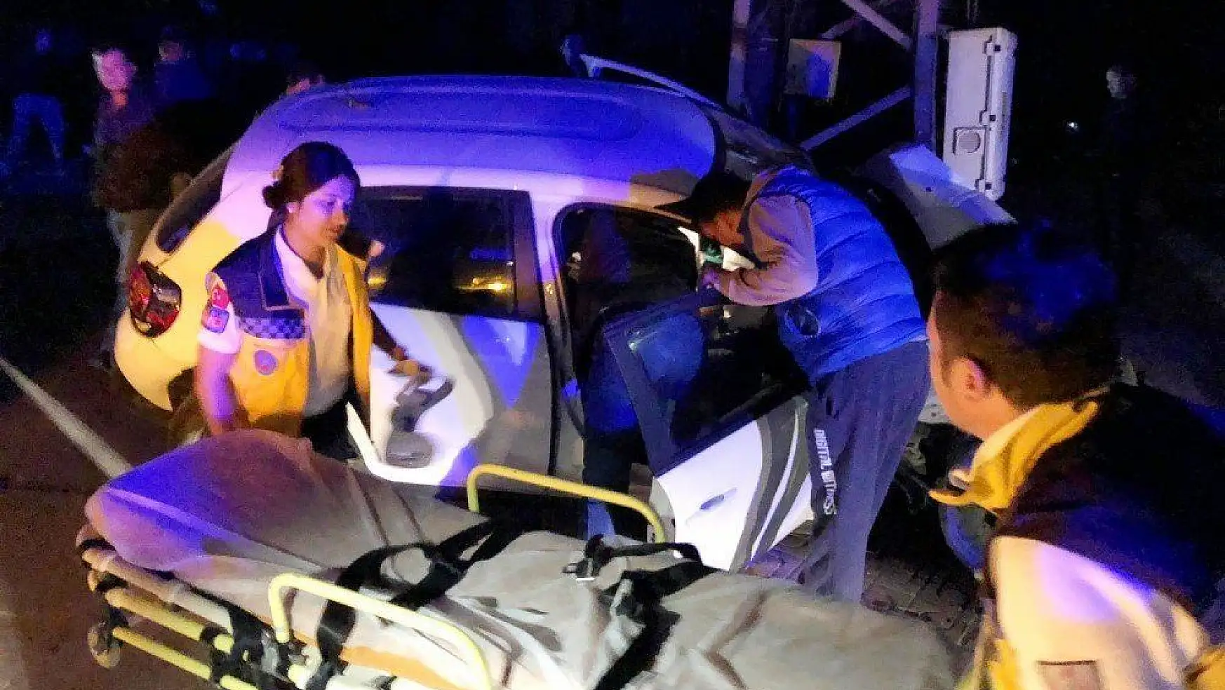 Milas'ta kontrolden çıkan araç trafoya çarptı 3 yaralı