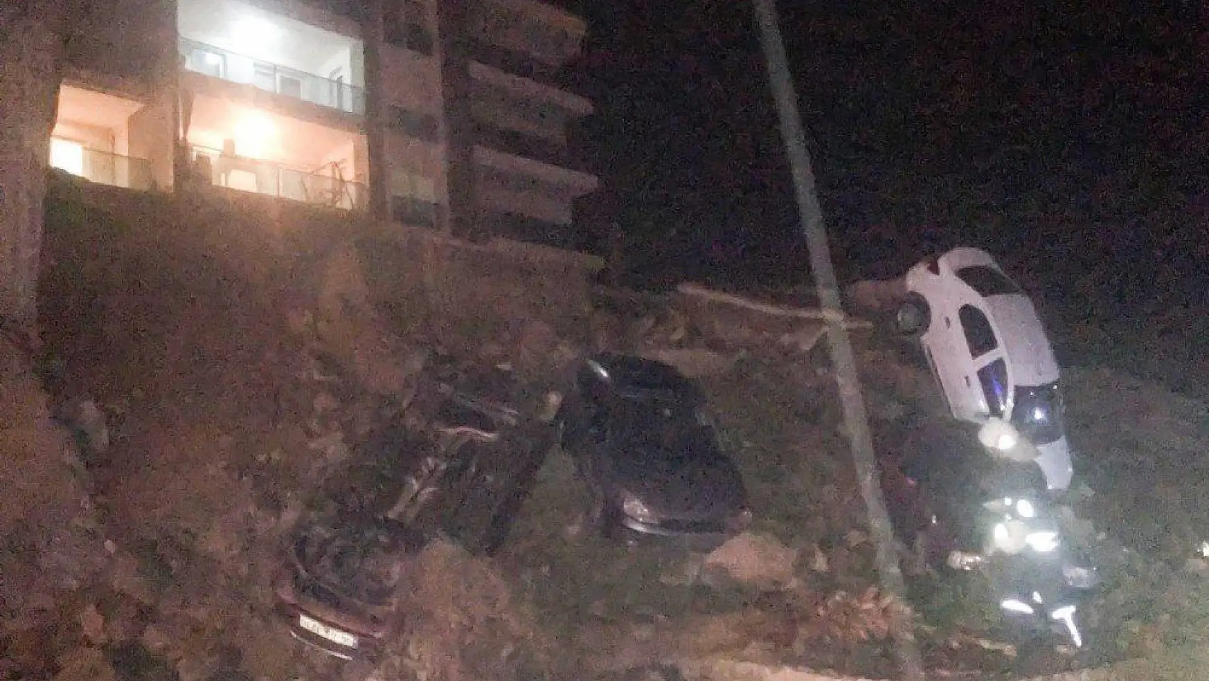 Milas'ta istinat duvarı çöktü, 6 araç altında kaldı