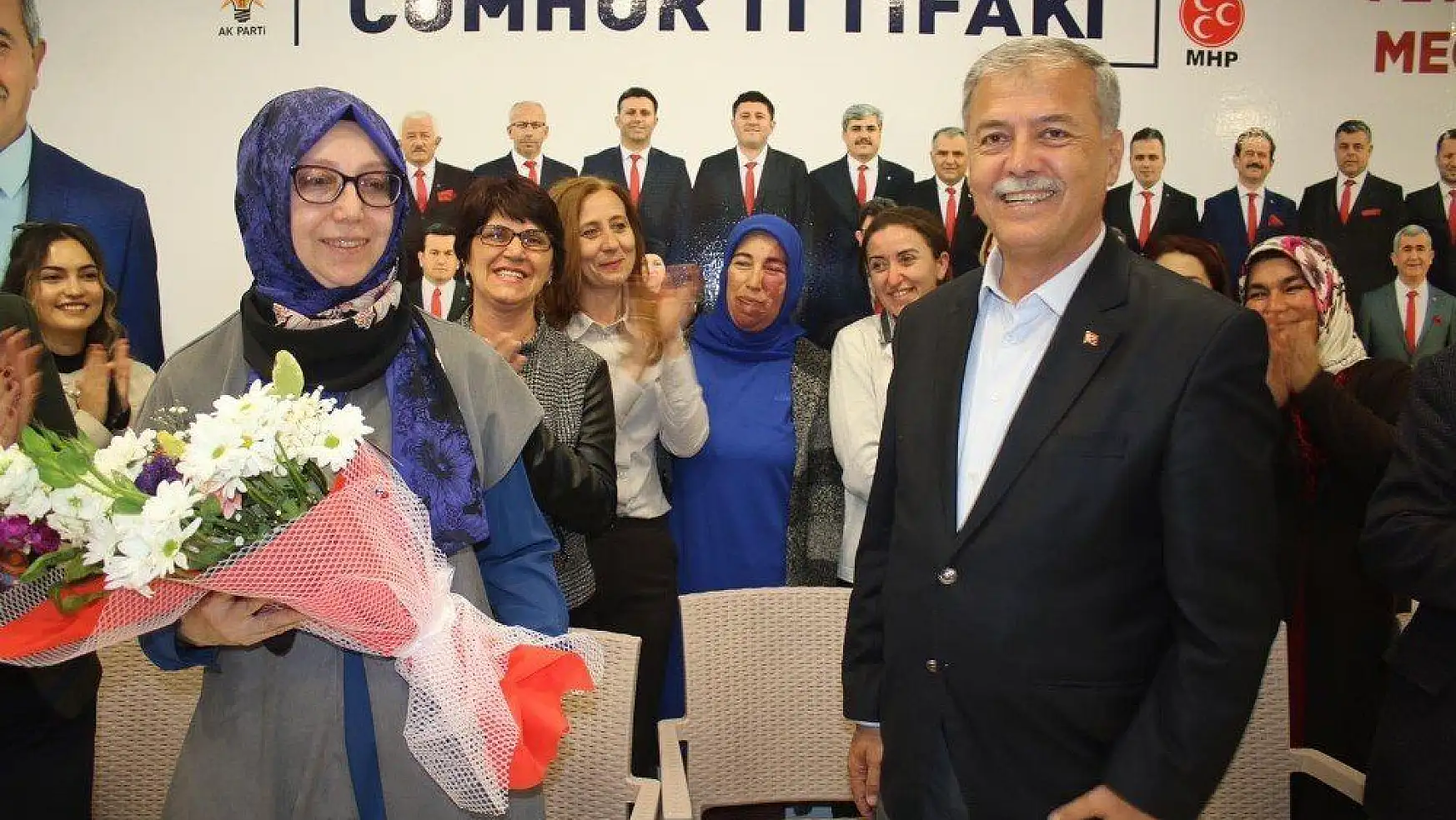 Gençlerden Dr Mehmet Nil Hıdır 'a sürpriz kutlama
