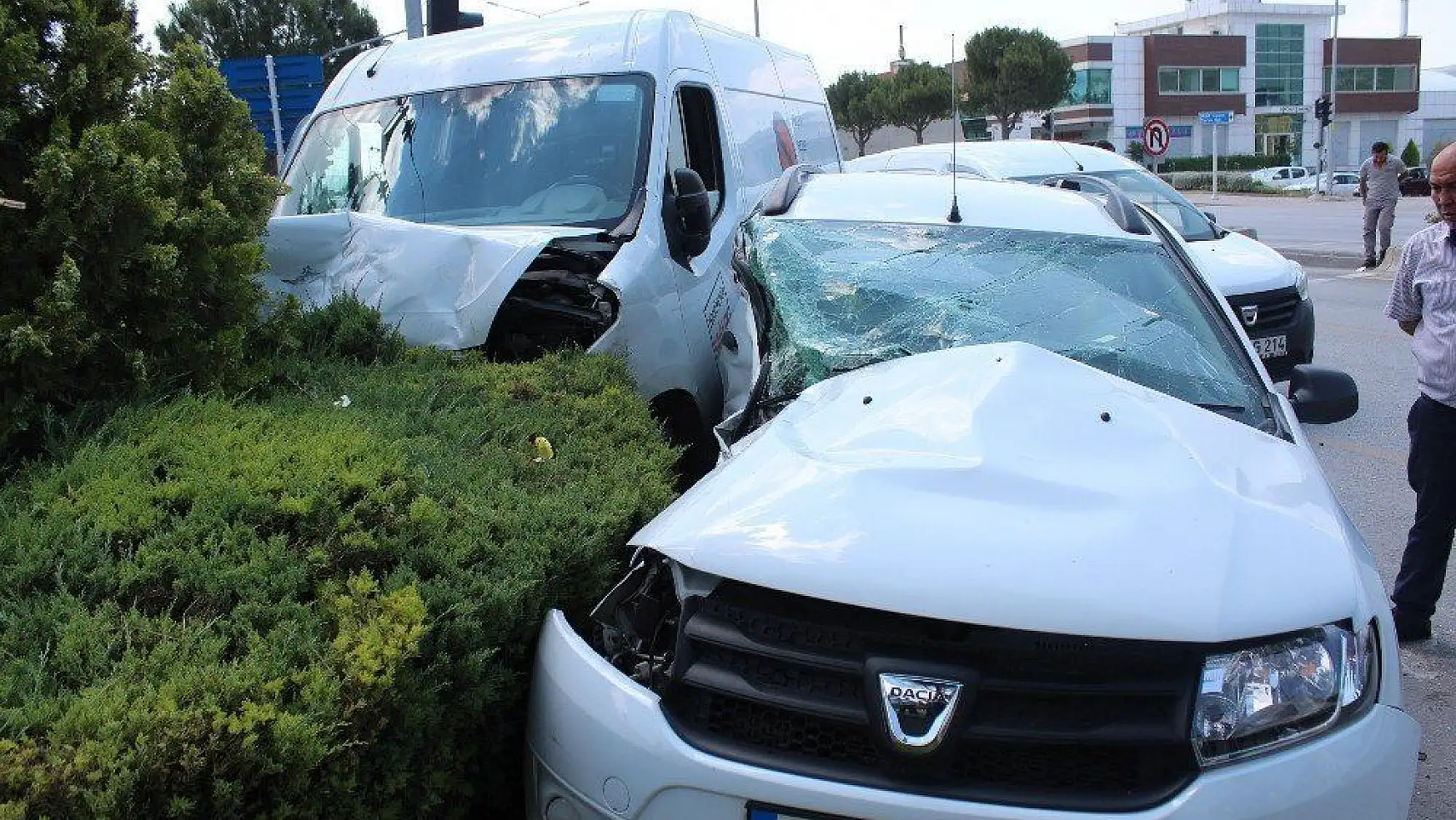 İlaç firması aracı otomobille çarpıştı: 2 yaralı