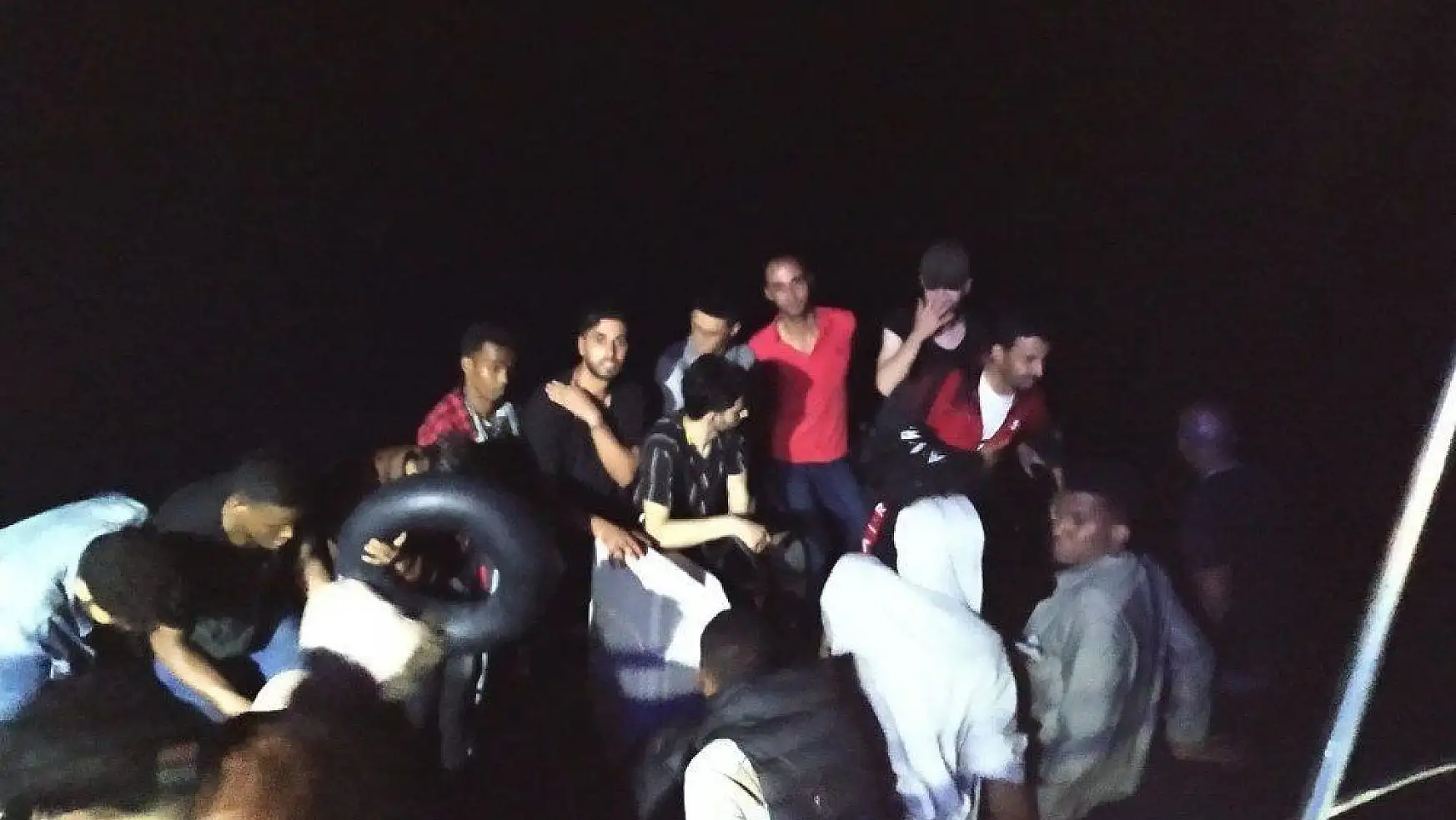 Bodrum'da lastik botla kaçmaya çalışan 51 kaçak göçmen yakalandı
