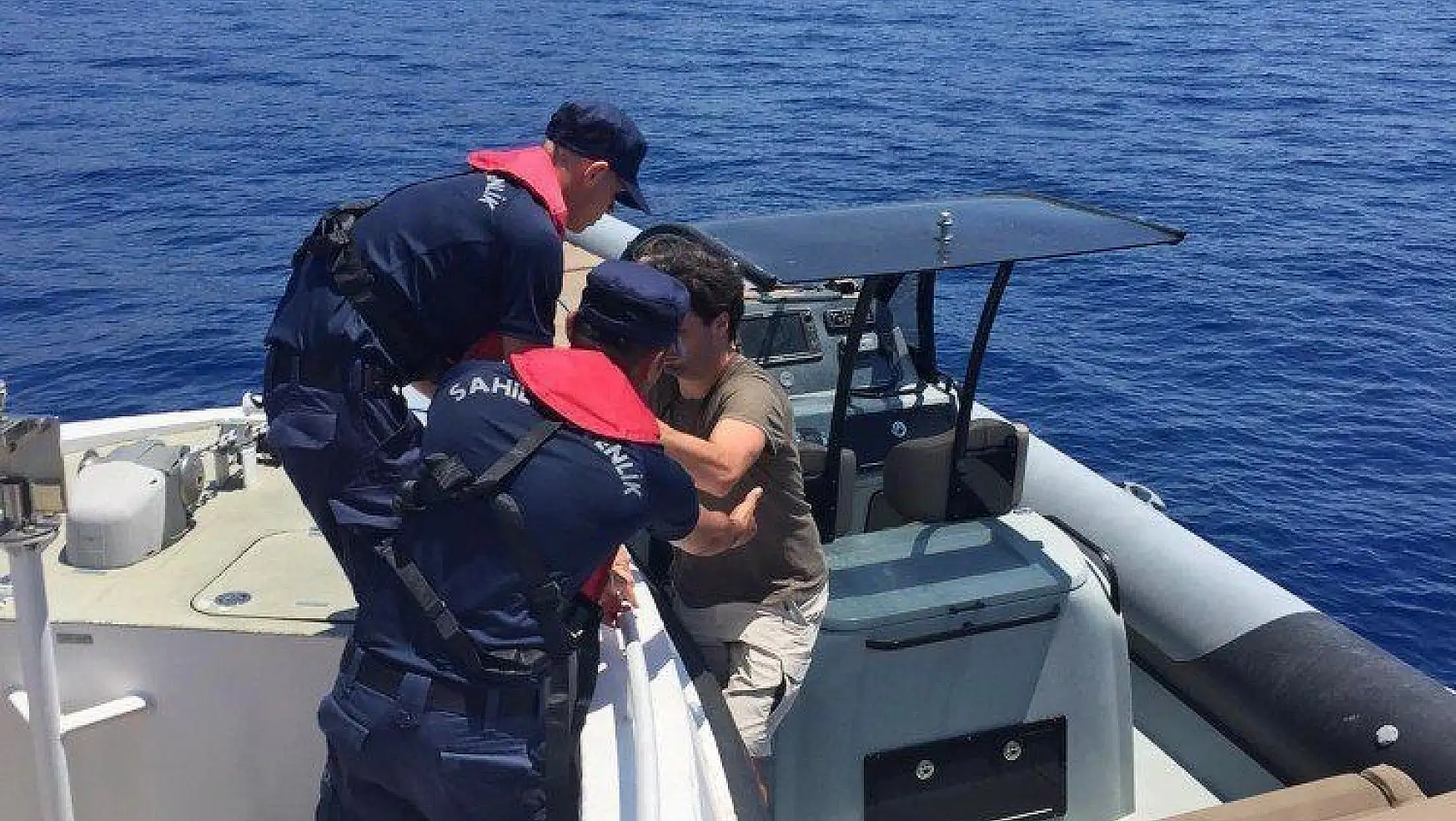 Denizde sürüklenen teknede bulunanlar kurtarıldı
