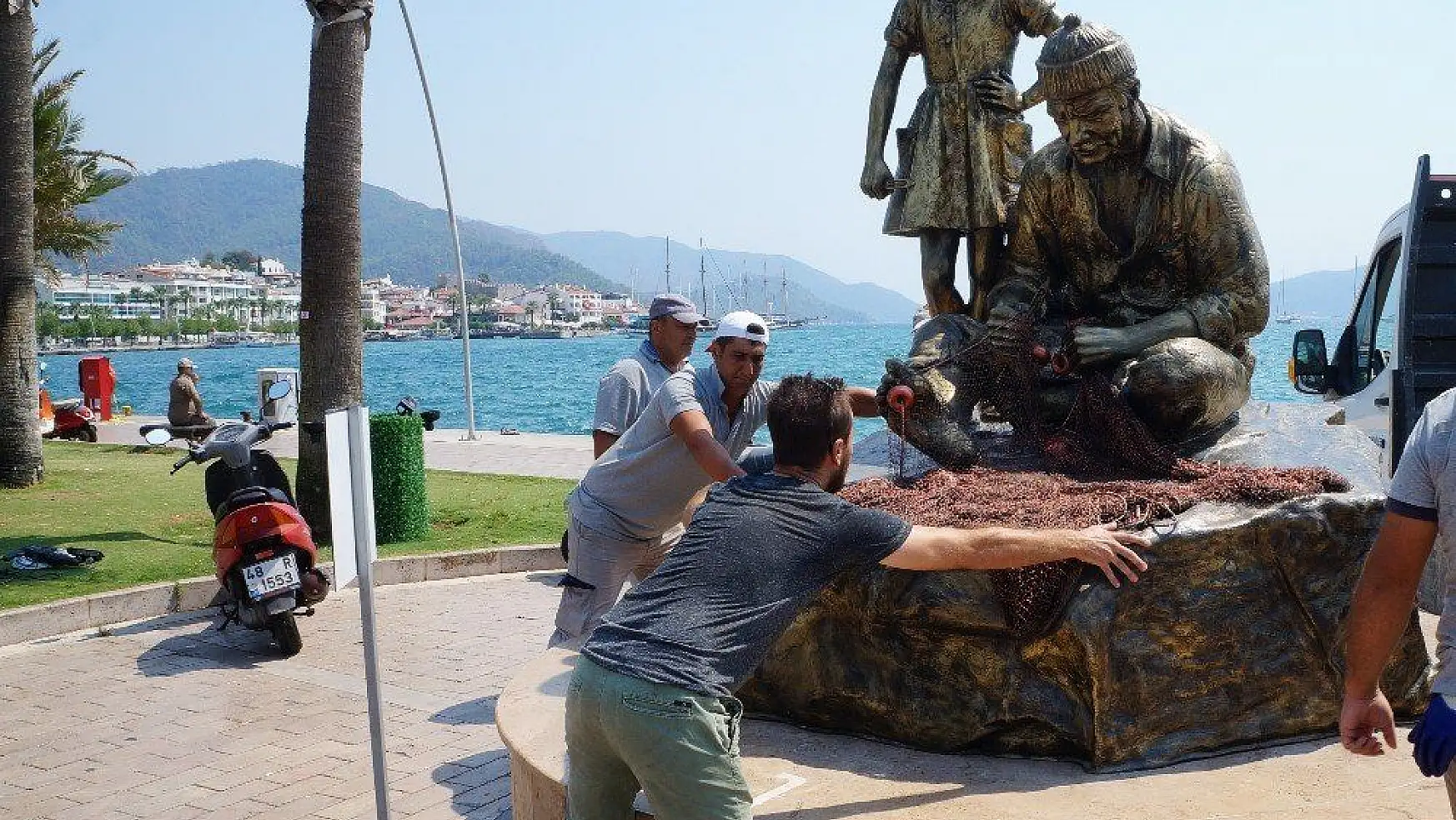 Balıkçı Dede ve Torunu'nun heykeli eski yerine monte edildi