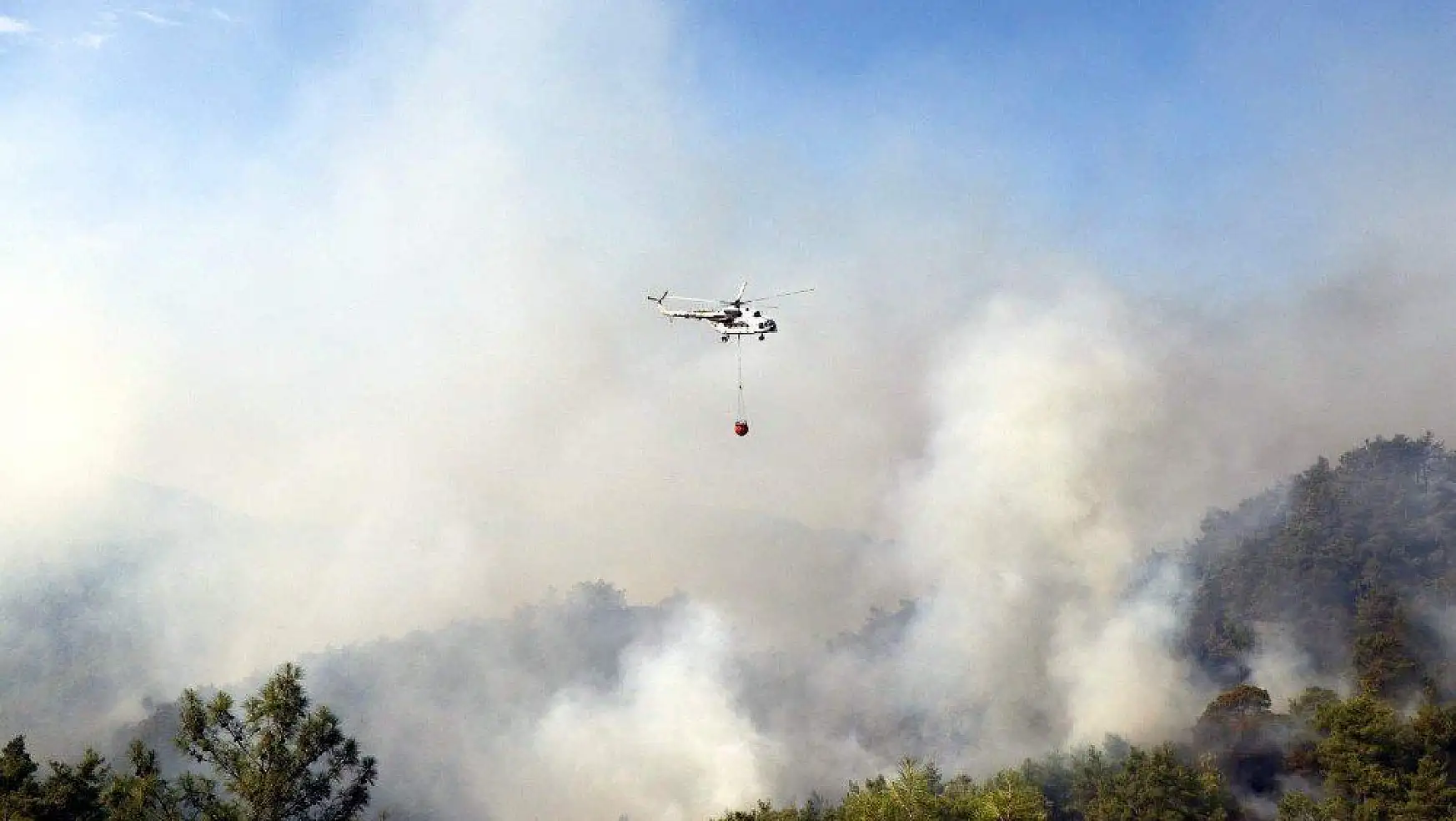 Muğla'daki yangına 10 helikopterle müdahale sürüyor