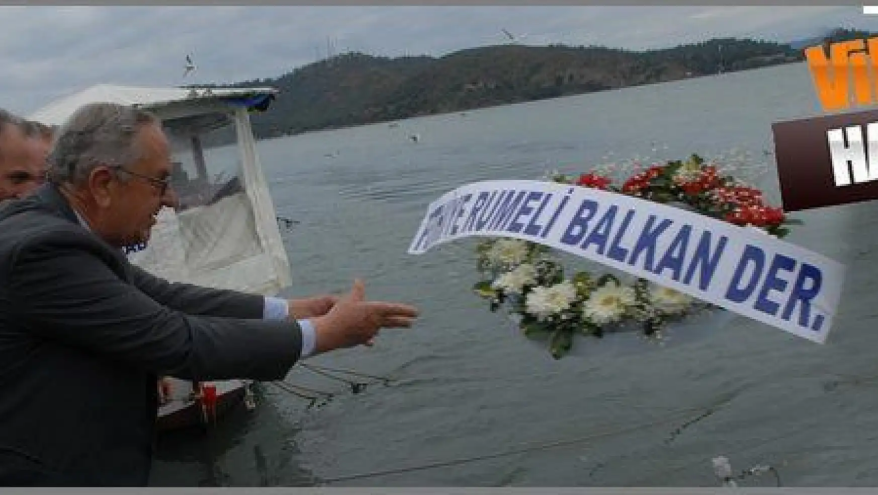 Rumeli Ve Balkan Türkleri için Denize çelenk bırakıldı