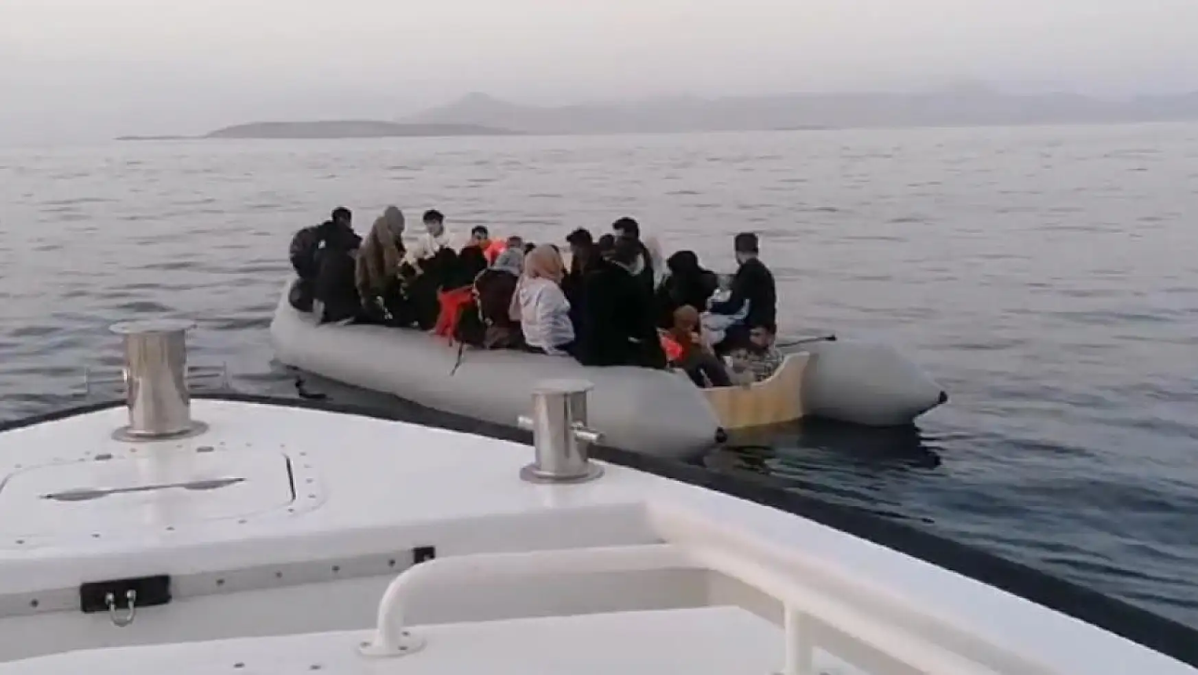 77 düzensiz göçmen kurtarıldı, 39'u yakalandı