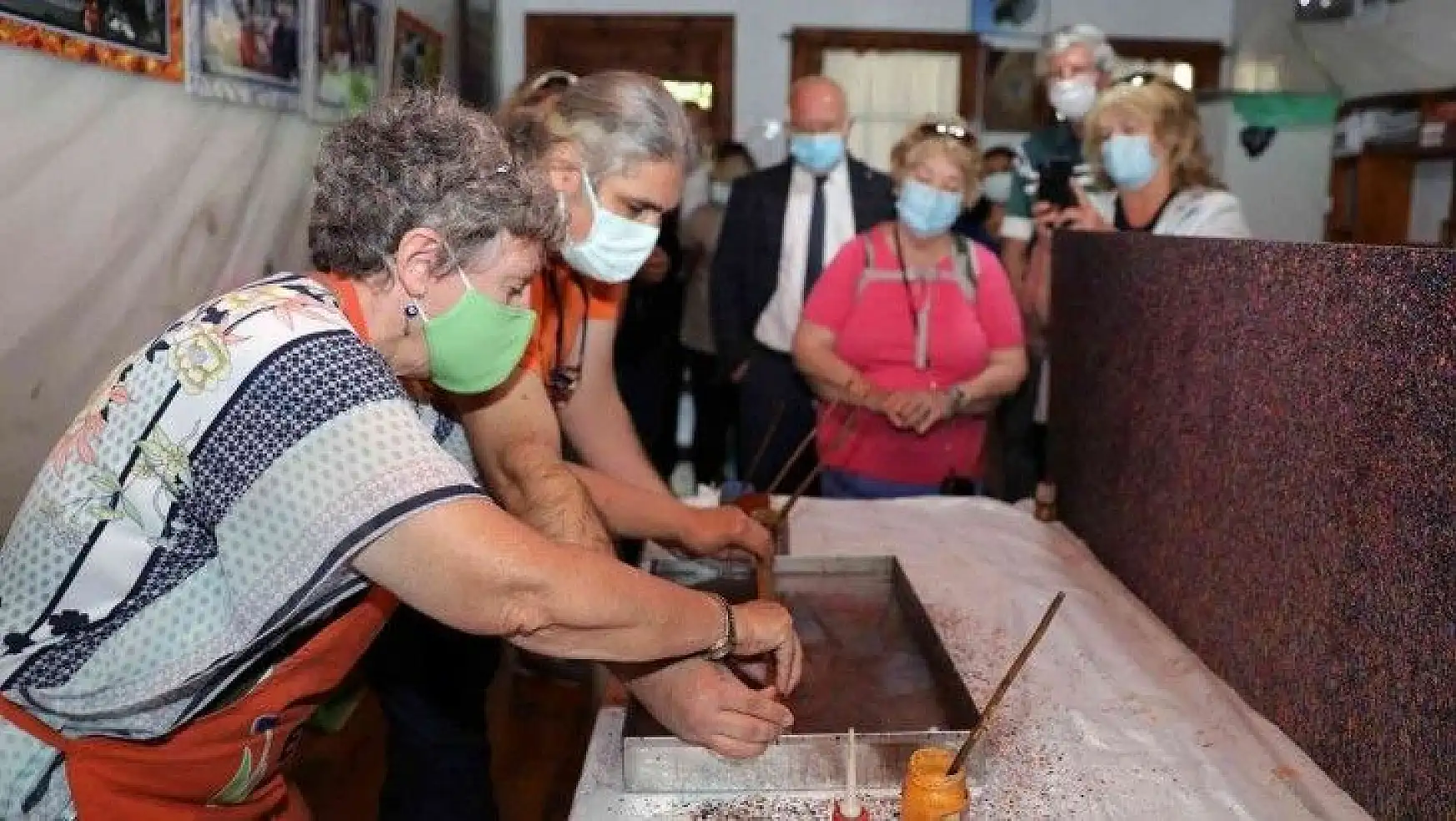 ABD'li turistler Ebru sanatına merak sardı