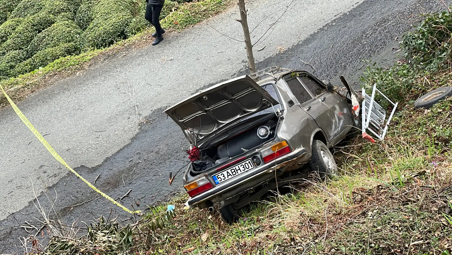 Araç yol kenarındaki ağaca çarptı: Fırlayan sürücü hayatını kaybetti
