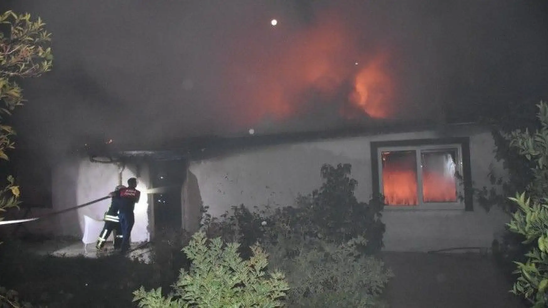 Ayrılmayı kabul etmeyen koca evi ateşe verdi
