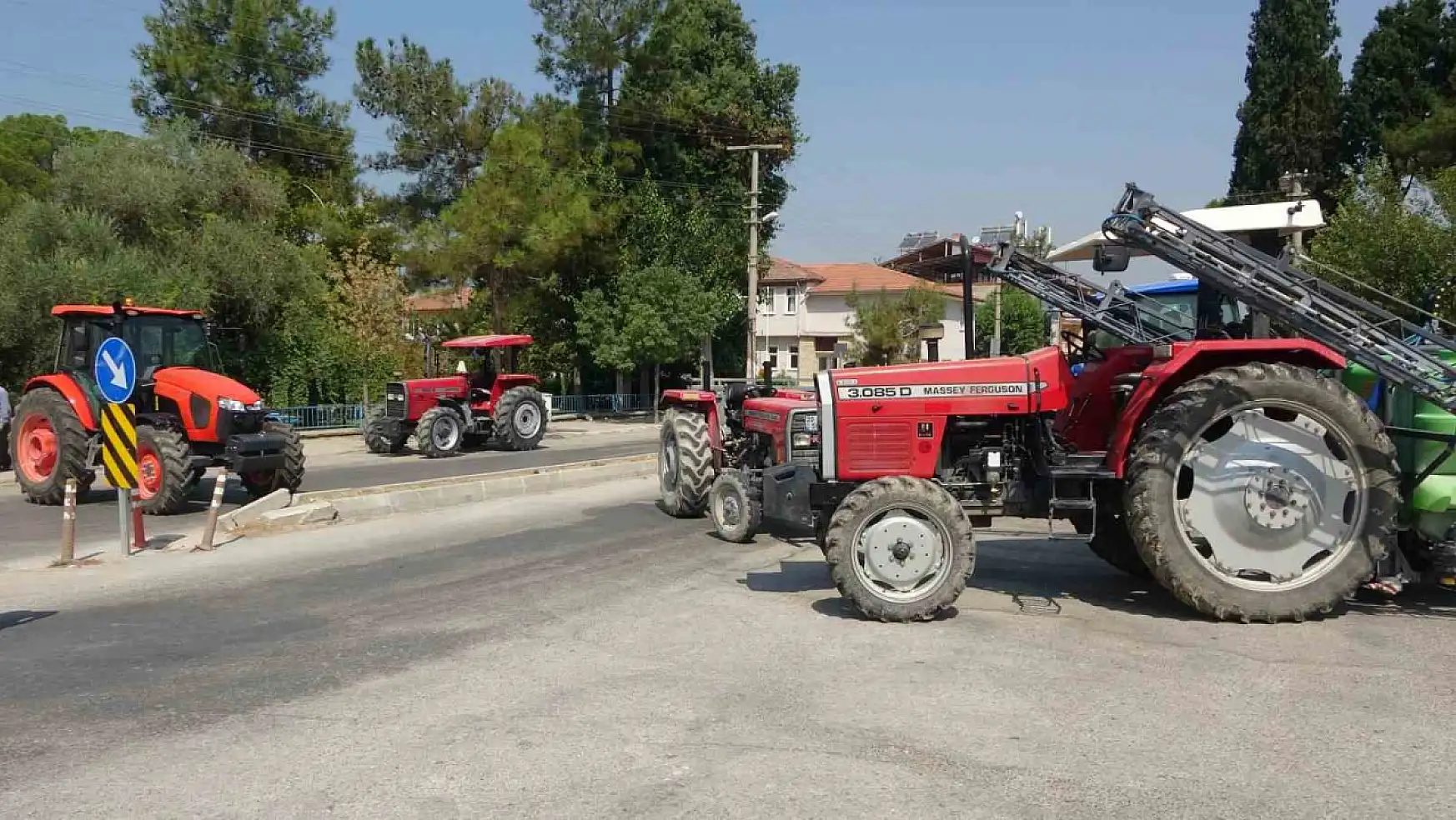 Çiftçiler traktörlerle yol kapattı