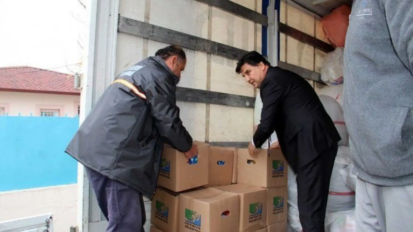 Başkan Karaca, Yardım Malzemelerini Kendi Elleriyle Taşıdı