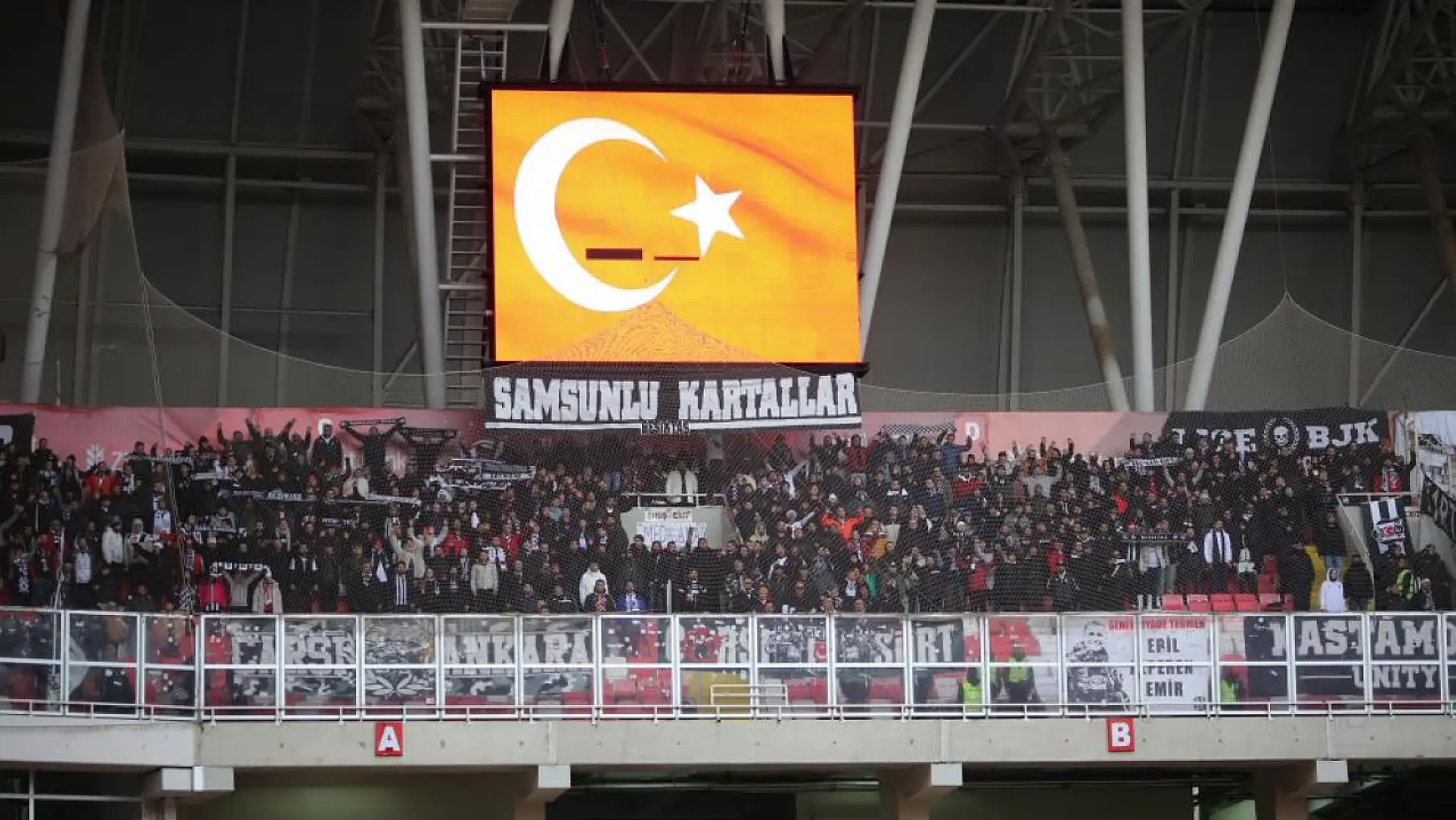 Beşiktaş taraftarları takımını yalnız bırakmadı