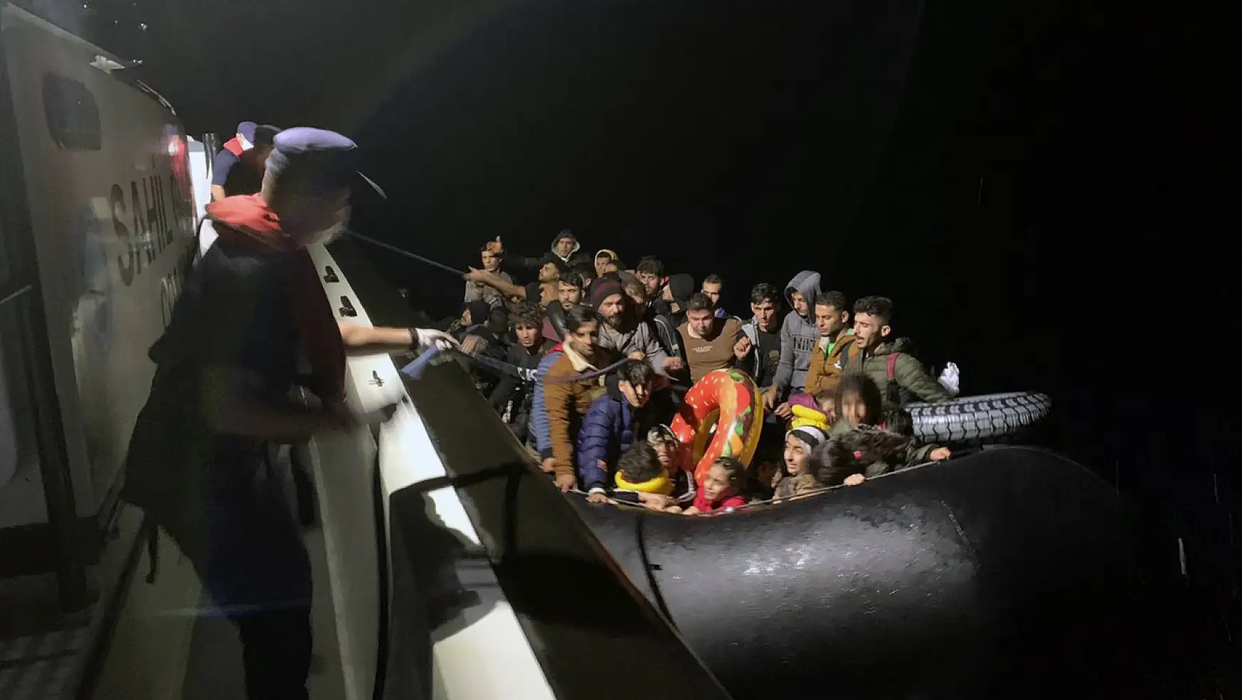 Bir gecede 110 düzensiz göçmen kurtarıldı