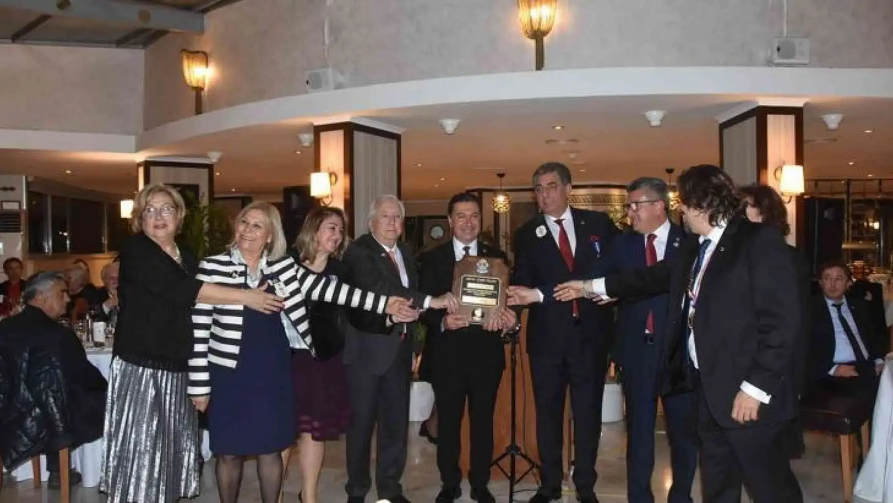 Bodrum Belediye Başkanı Aras'a hizmet ödülü verildi