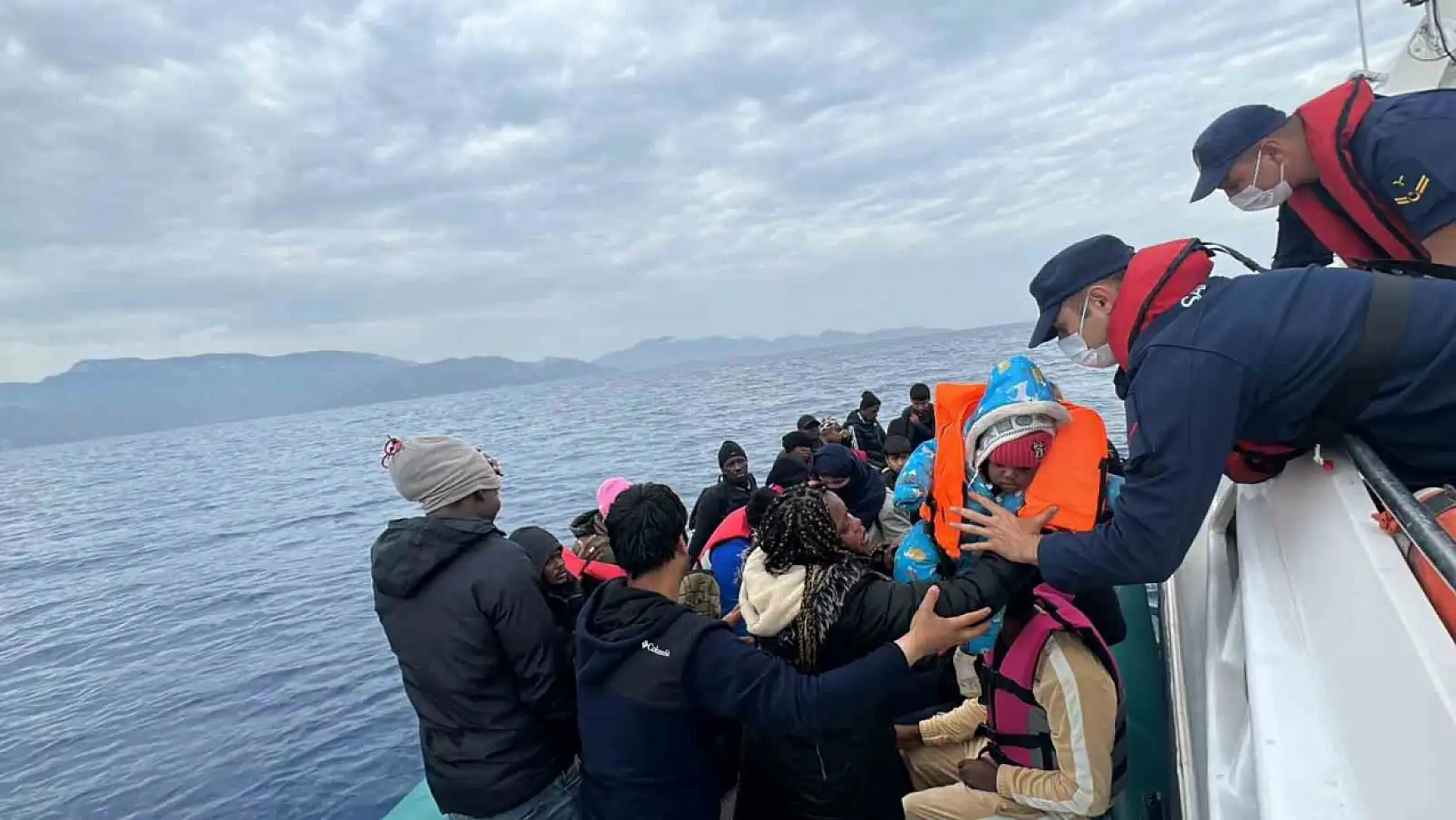 30 düzensiz göçmen kurtarıldı