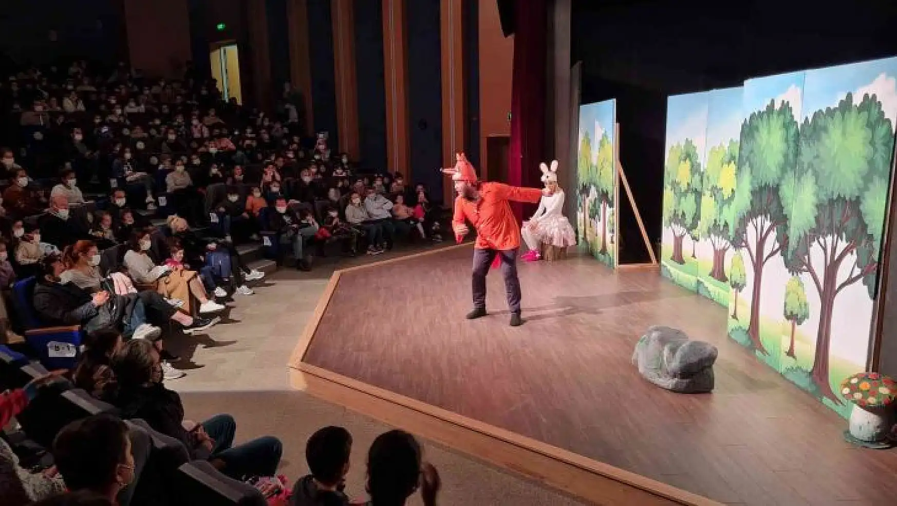 Bodrum'da tiyatrocular, yangından etkilenen çocuklar için sahneye çıktı