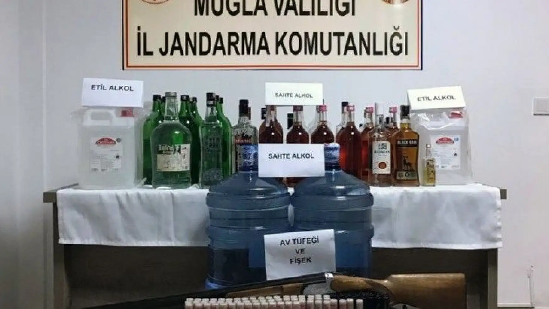 Bodrum'da yeni yıl öncesi 68 litre sahte alkol yakalandı