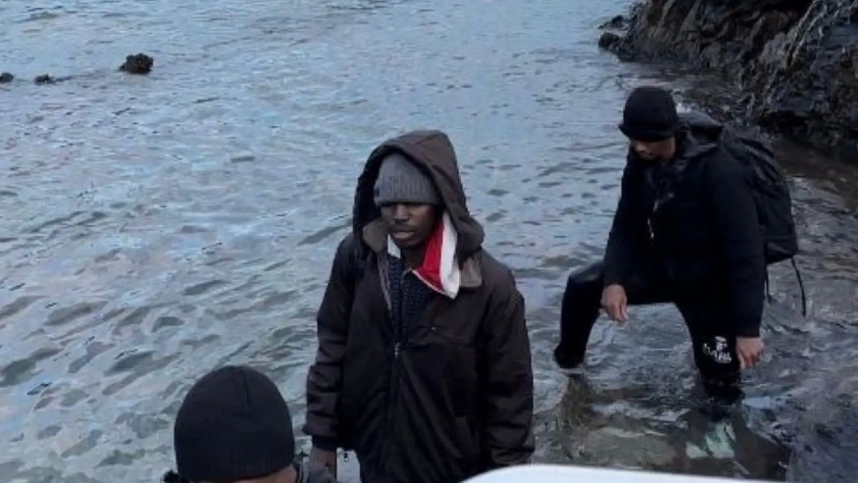 Botları Batınca Mahsur Kalan Göçmenler Deniz Polisine Yakalandı