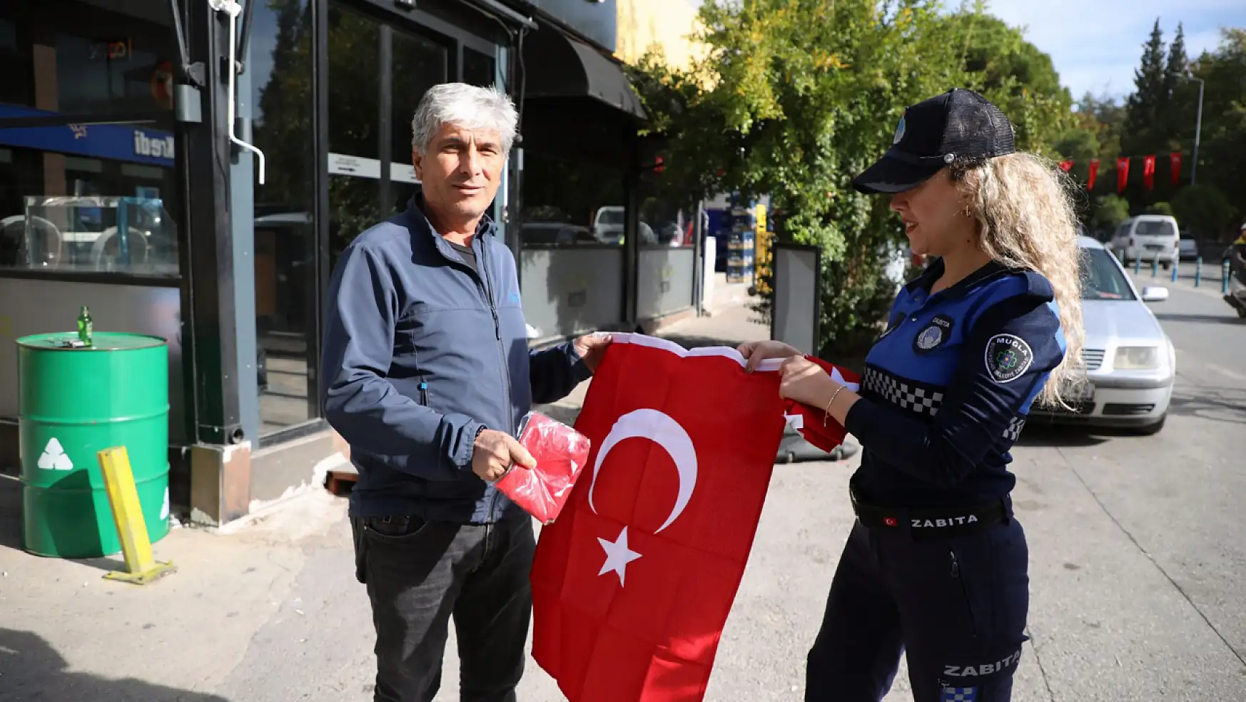 Büyükşehirden 20 Bin Türk bayrağı dağıtıldı