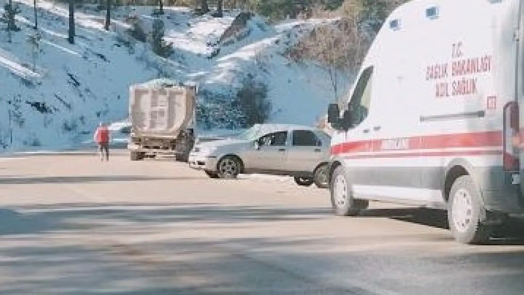 Buzlanma nedeniyle yoldan çıkan otomobil şarampole savruldu: 2 yaralı