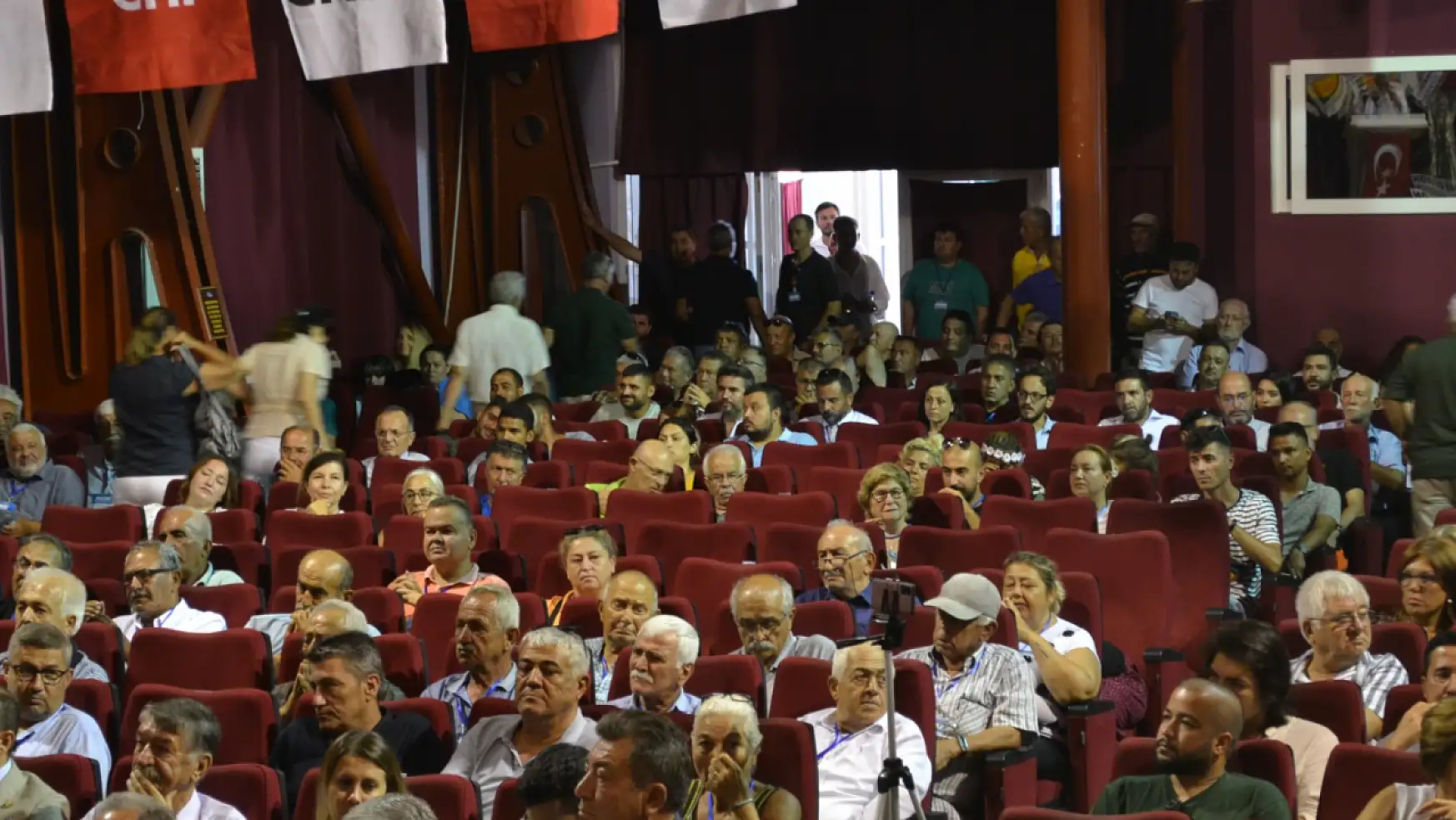 CHP kongresinde İYİ Partililer kongreyi terk etti