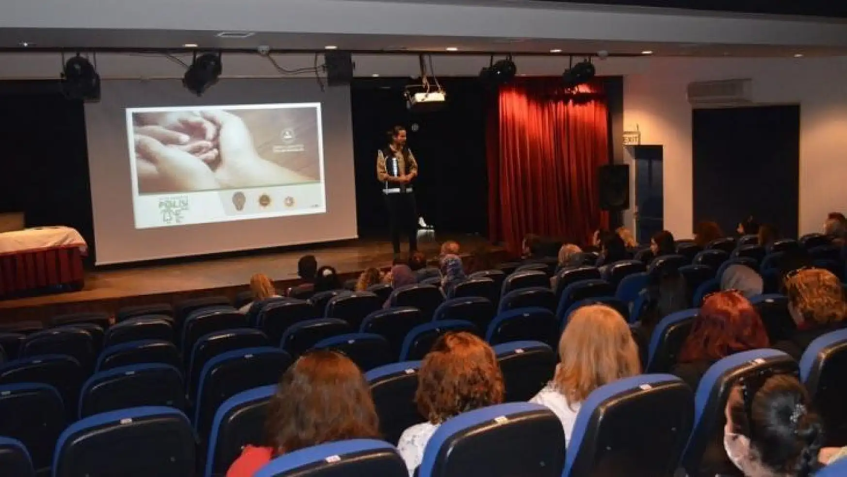 Datça'da 'En iyi narkotik polisi anne' semineri verildi