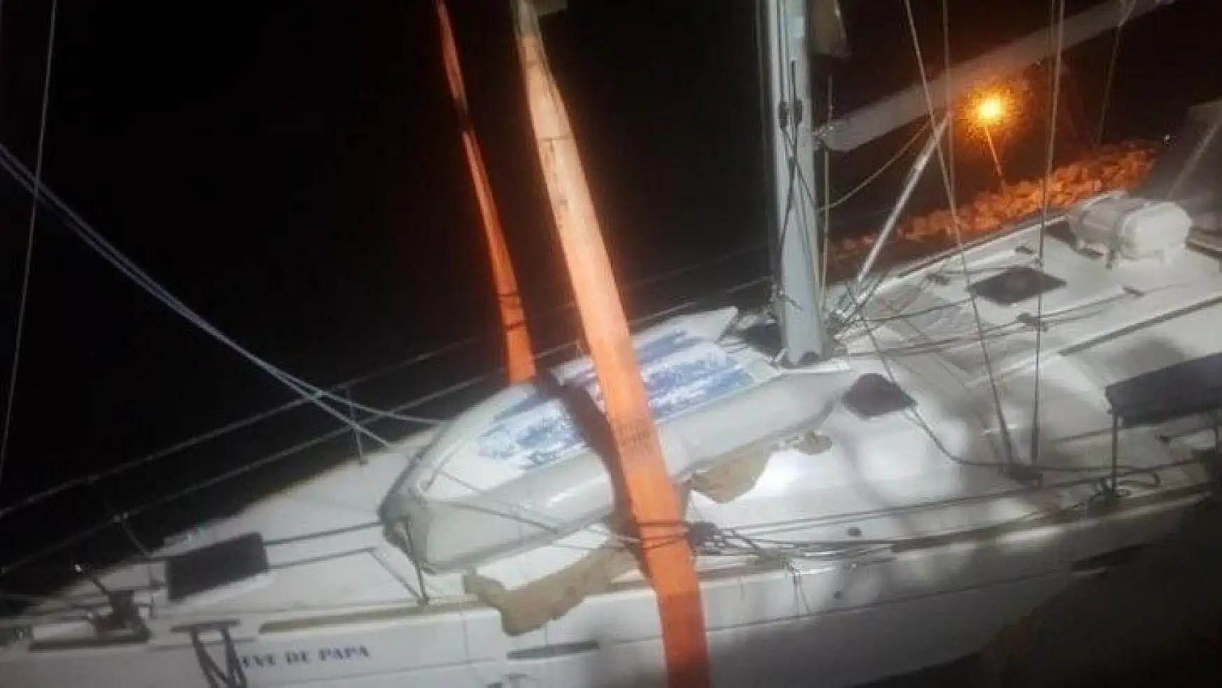 Datça'da fırtına sonrası tekne karaya oturdu