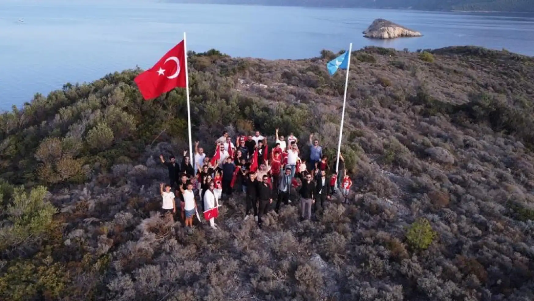 Datça Ülkü Ocakları Türk Bayrağı'nı dalgalandırdı