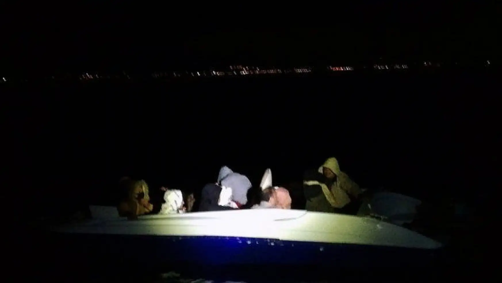 Denizde sürüklenen 13 sığınmacı kurtarıldı
