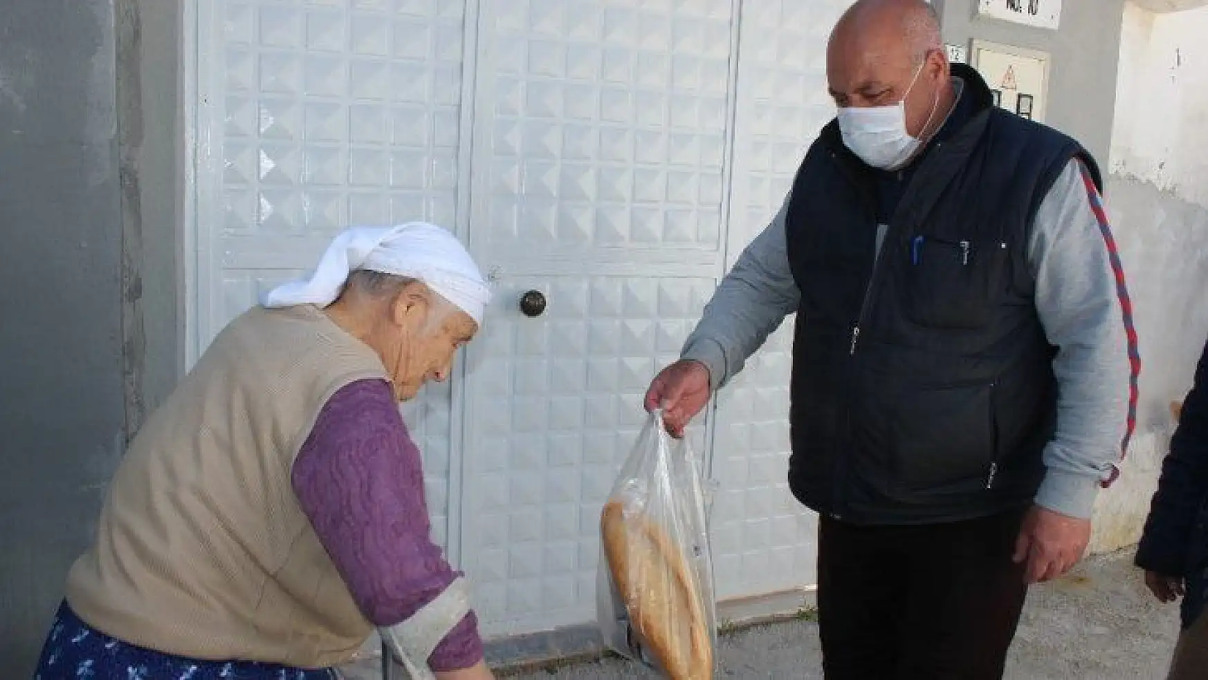 Düğerek'te yaşlıların evlerine gıda hizmeti