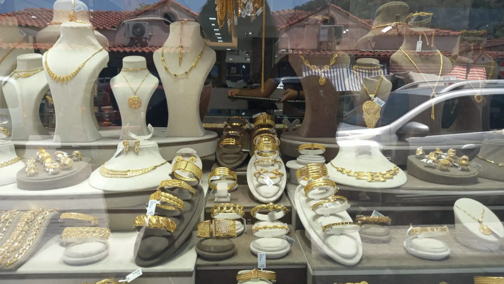 Dünyada düşen altın fiyatları Türkiye'de yükseliyor