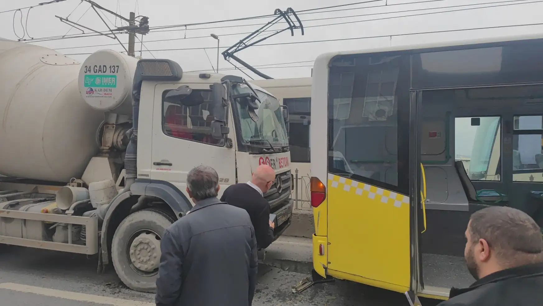 Faciadan Dönüldü: Beton Mikseri İett Otobüsüne Çarptı, 4 Kişi Yaralandı