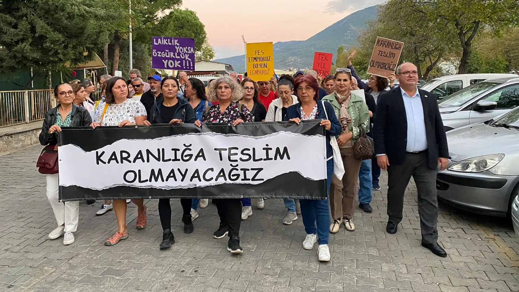 Fethiye'de 'Karanlığa Teslim Olmayacağız' pankartıyla yürüdüler