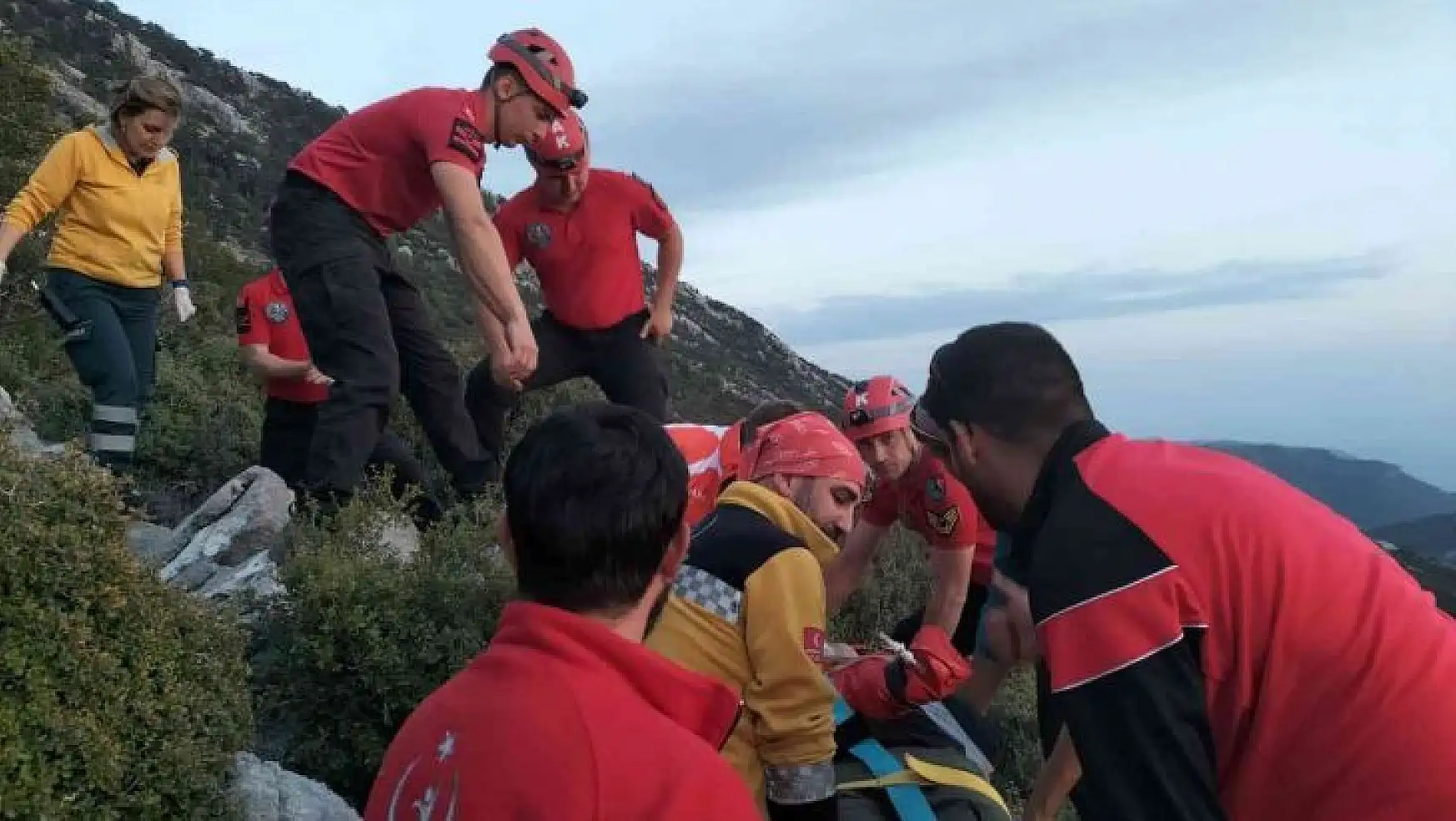 Fethiye'de yamaç paraşütüyle kayalıklara düşen Rus turist yaralandı