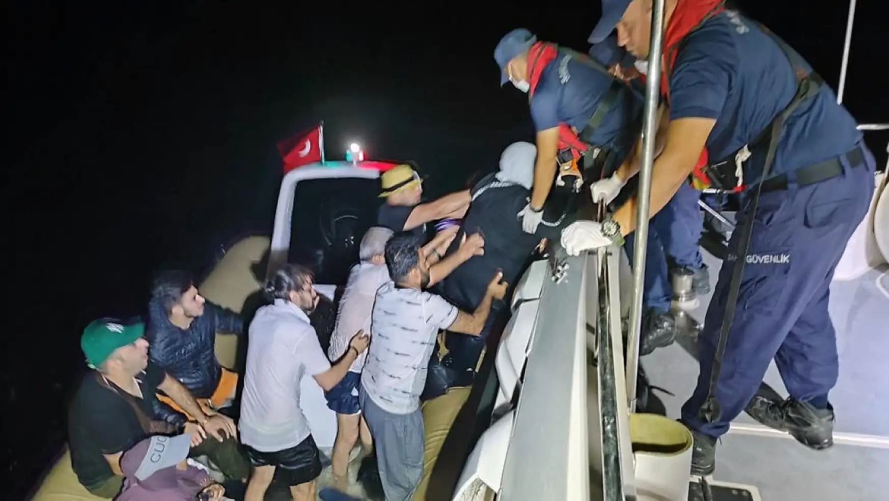 Göçmenler bot arızalınca yardım istedi