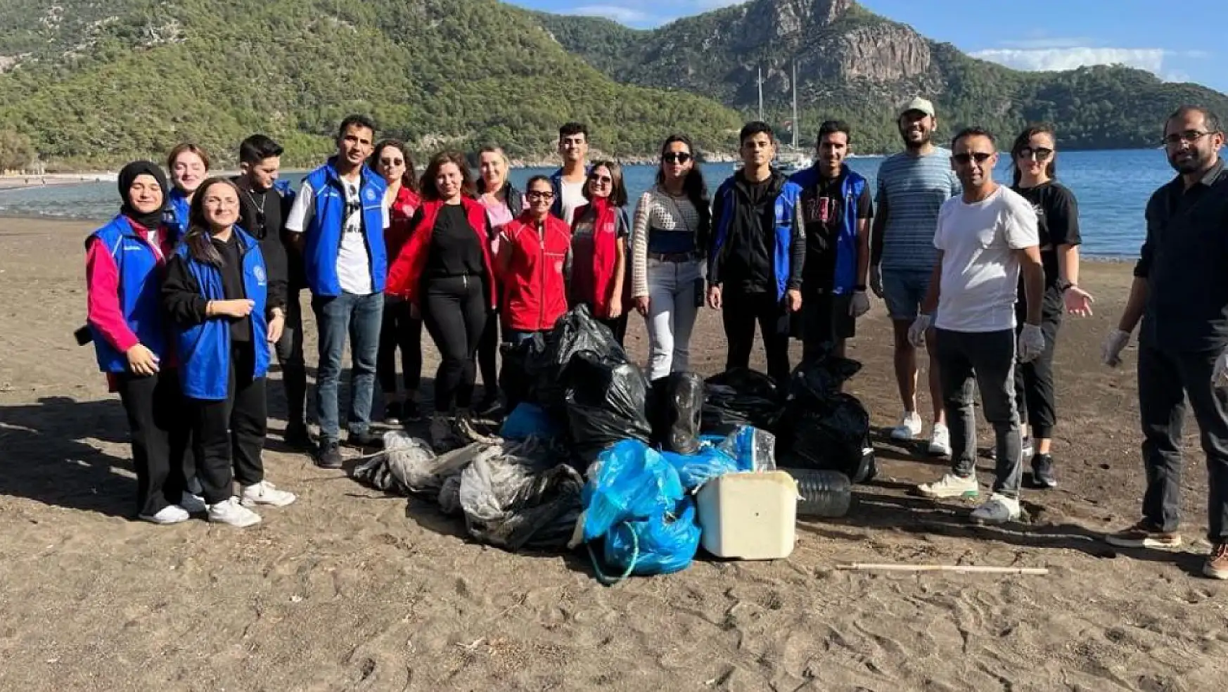 Gönüllü Gençler Ekincik Sahilinde Temizlik Yaptı