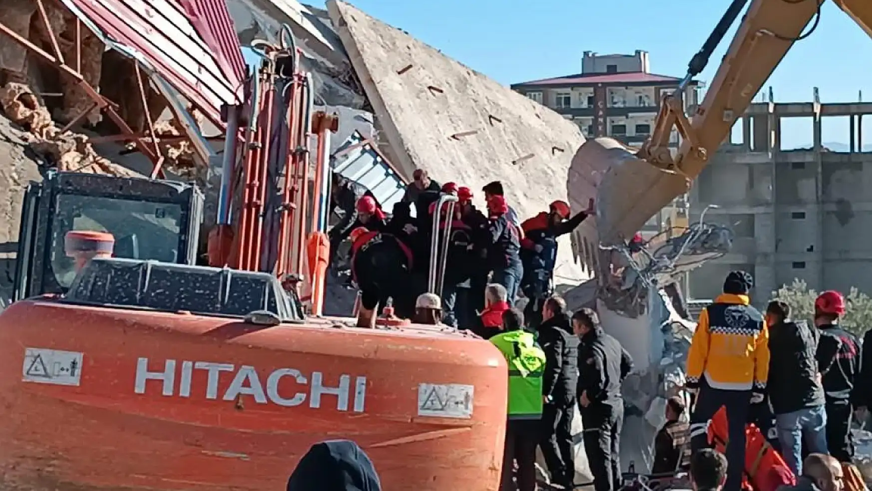 Hasarlı bina yıkımı sırasında operatör enkaz altında kaldı