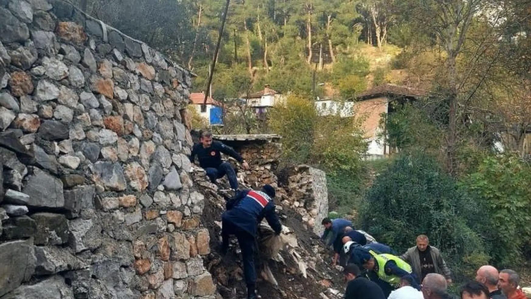 İstinat duvarı yıkıldı, göçük altında kalan 6 yaşındaki Mihriban hayatını kaybetti