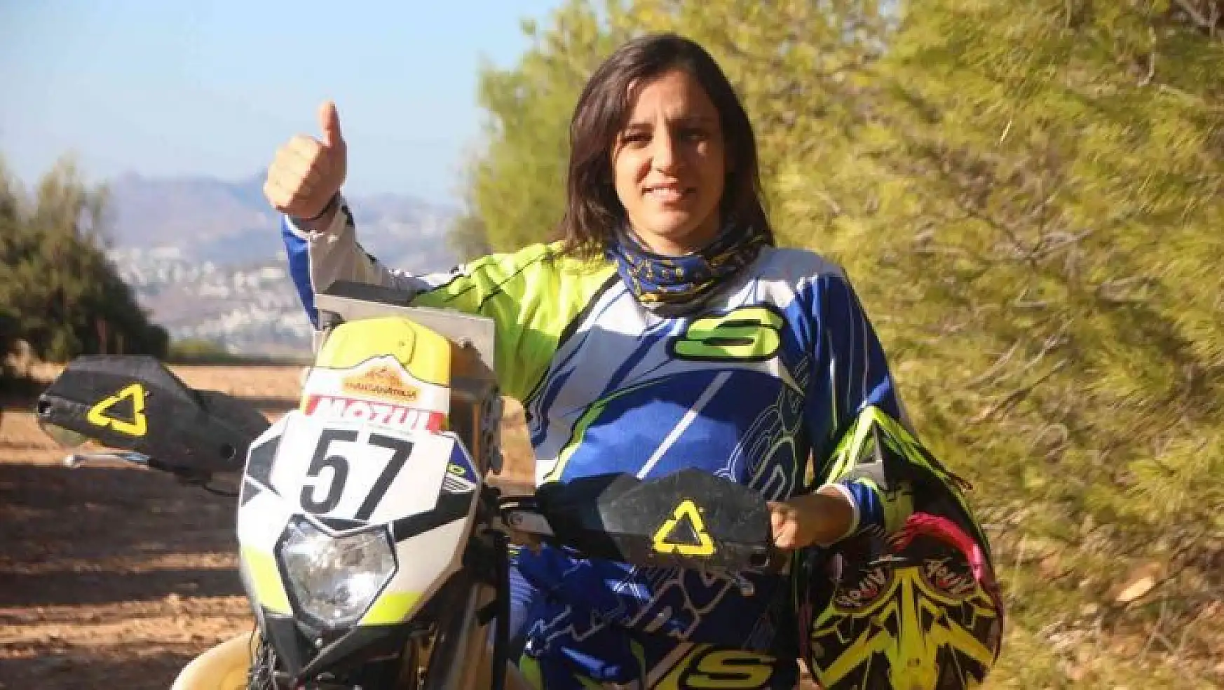 Kadın motorcu motosiklet tutkusunu toprak pistlere taşıdı