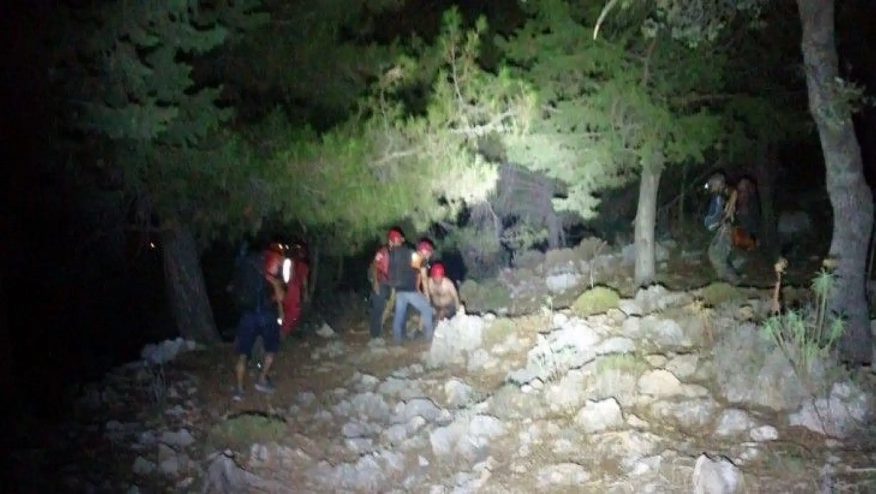 Kayalıklarda mahsur kalan 2 kişi kurtarıldı