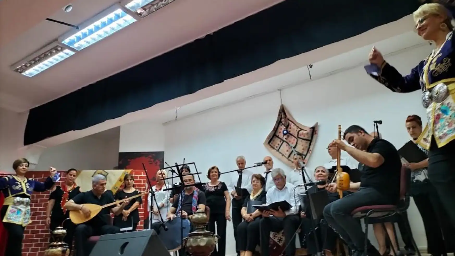 Türk Halk Müziği Korosu Mest Etti