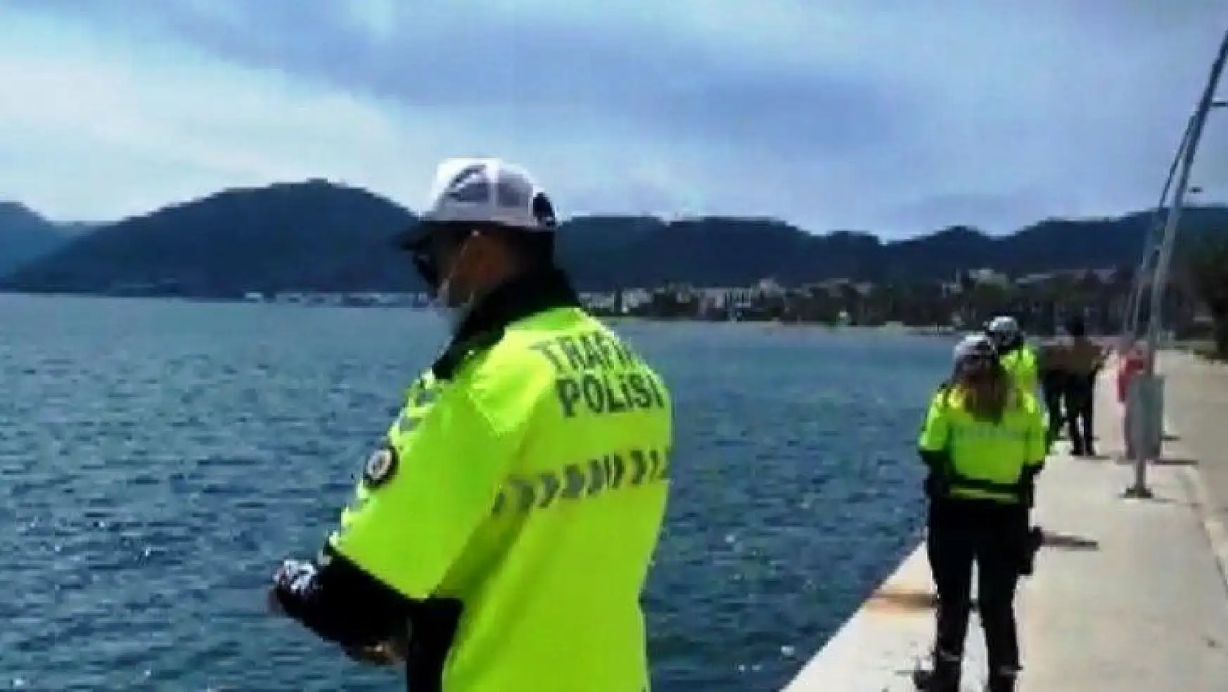 Marmaris polisi denizdeki balıkları besledi