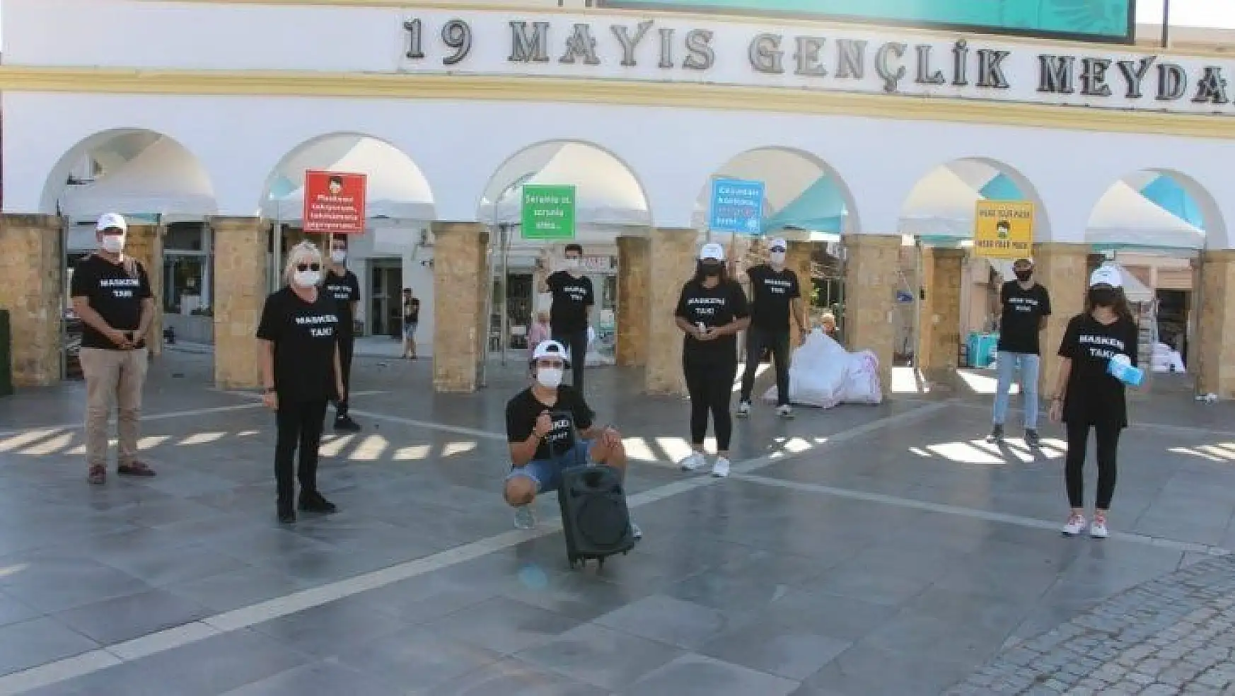 Marmaris'te  gönüllü öğrenciler maske dağıttı